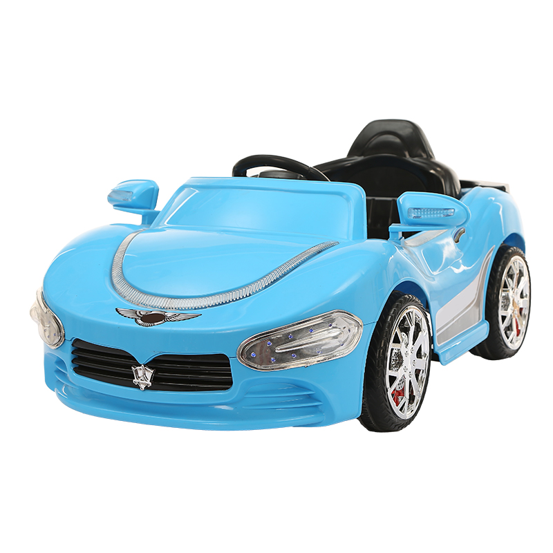 Деца се возят на кола играчка (1)