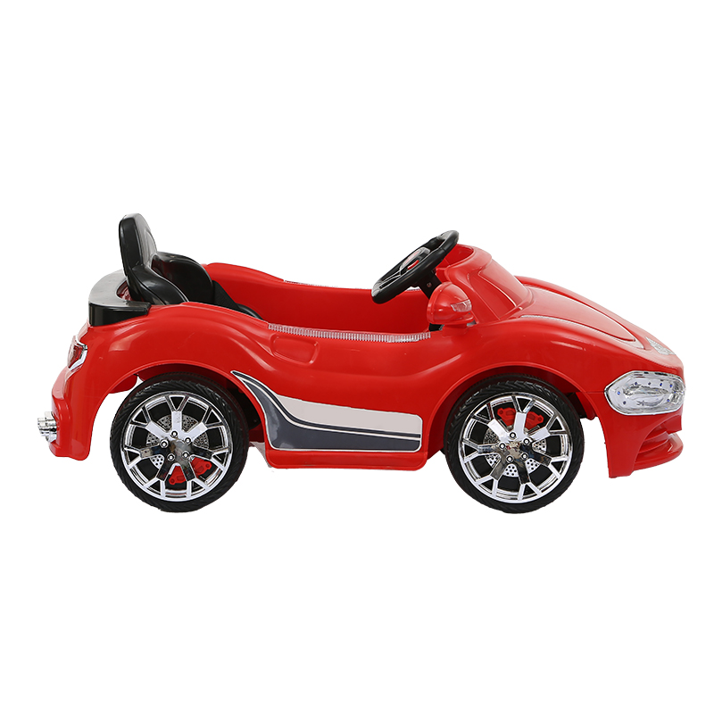 Деца се возат на автомобил играчка (3)